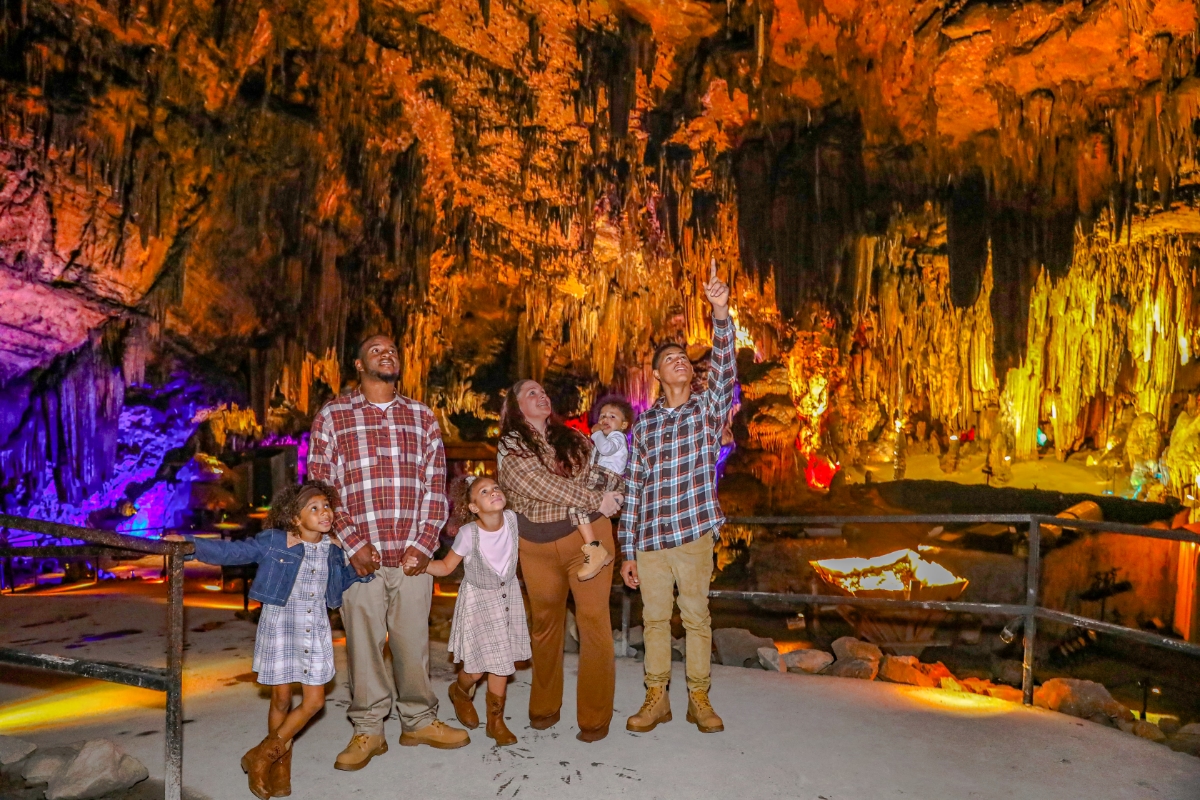 Majestic_Caverns_Family_Tunnel_Ramp_pointing