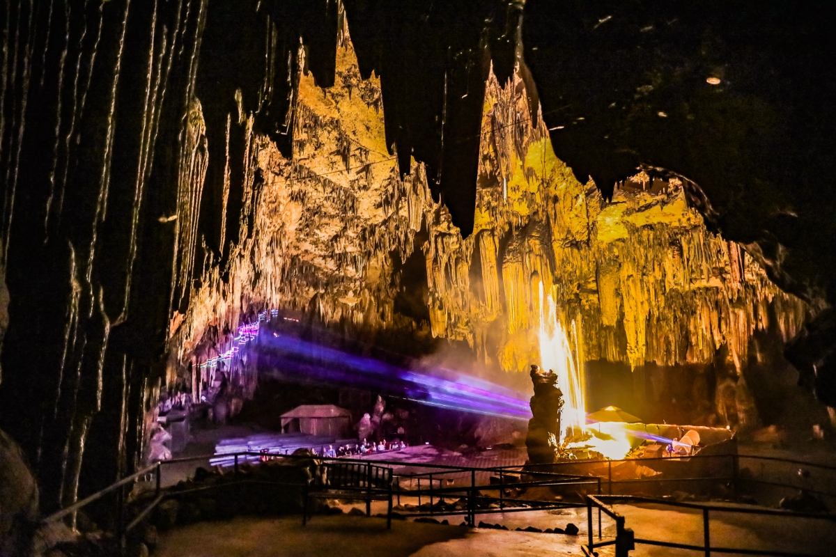 overnight_laser_light_Show_Majestic_Caverns_perspective_1