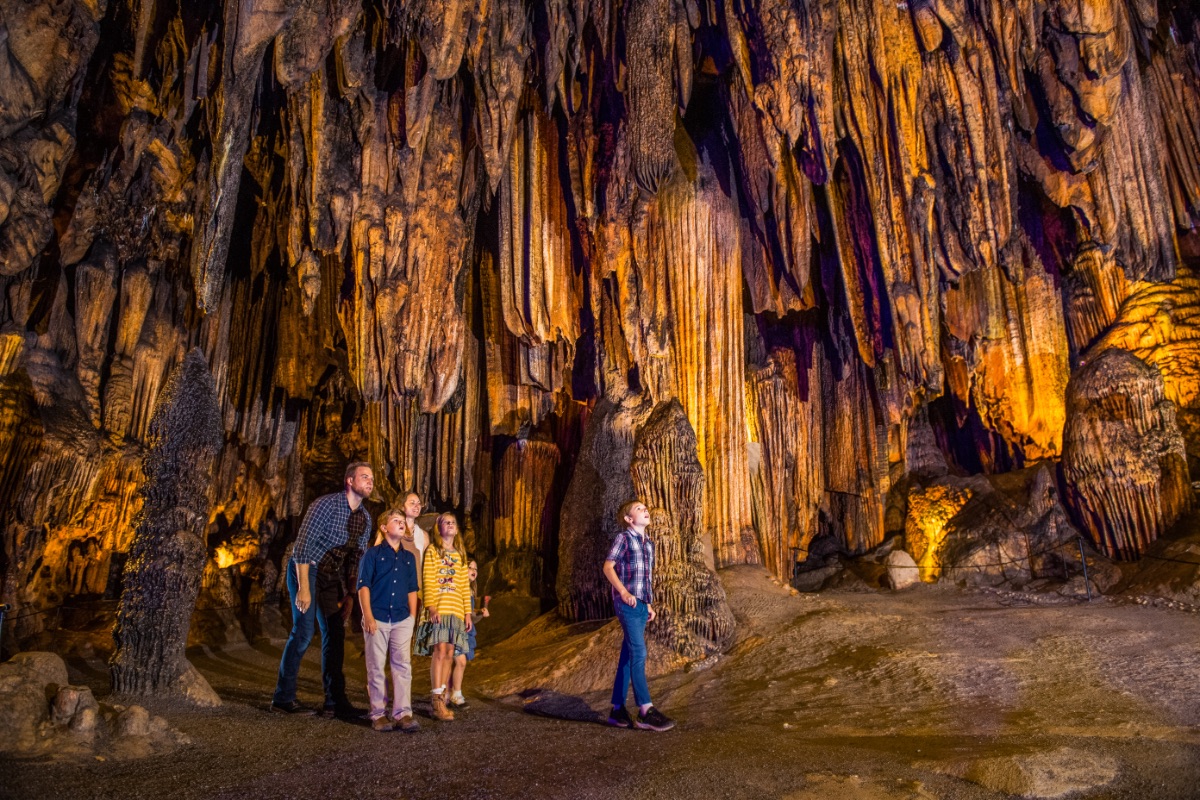 Majestic_Caverns-Tourism_column_room_family_cave