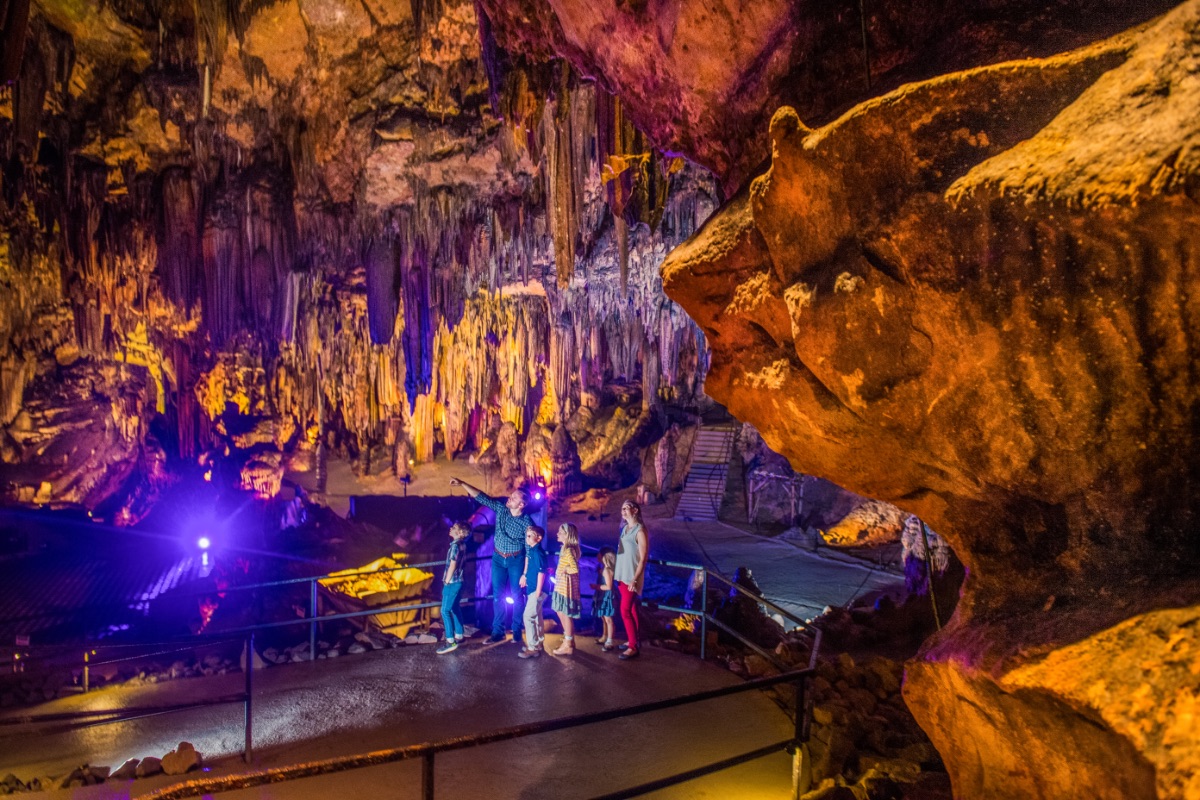 Majestic_Caverns-Tourism_tunnel_ramp_pointing_family_cave_5