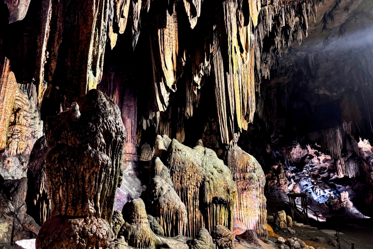 stalactite_stalagmite_collumn_room_formations_Majestic_Caverns